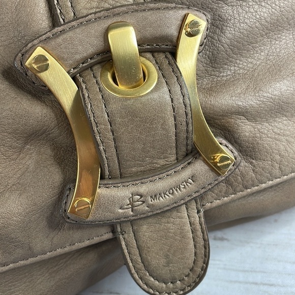 B Makowsky Taupe Leather Slouchy Hobo Satchel Shoulder Bag w/Large Buckle Accent - Picture 13 of 15